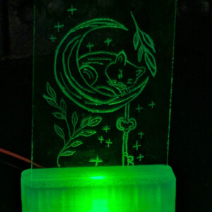 RGB-stolp met Handgegraveerd ED-lichtje – Slapend katje op maan – Verwisselbaar paneeltje met RGB licht