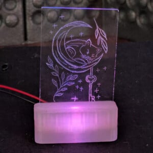 RGB-stolp met Handgegraveerd LED-lichtje – Slapend katje op maan – Verwisselbaar paneeltje met RGB verlichting