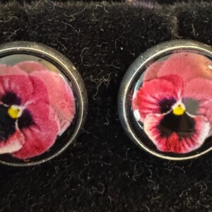 Rode mooie kleine oorknopjes