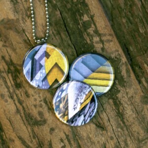 Roestvrij stalen fotomedaillon ketting met drie verschillende verwisselbare voorkanten met foto`s van echte streetart.Streetart fotografie close up, streetartfotografie Rvs/roestvrij stalen fotomedaillon.