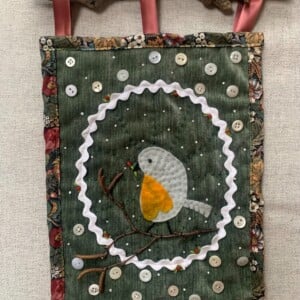 Wandkleed met roodborstje en berkentakje