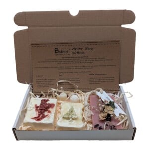 Winter Glow Giftbox – Handgemaakte Winterzeep & Amber Geurhanger met Gedroogde Bloemen
