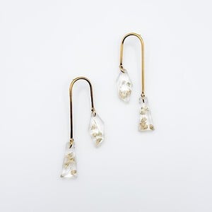 Asymmetrische Boog Oorbellen Met Hangers Gevuld met Echt Gipskruid (The Classics)