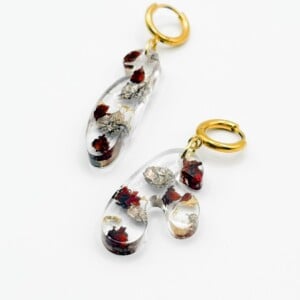 Asymmetrische Kleine Organische Vorm Oorbellen met Echte Bloemen uit Schevenignen (The Final Chapter)