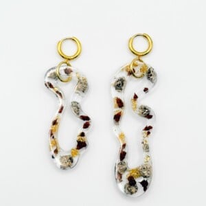 Asymmetrische Organische Vorm Oorbellen met Echte Bloemen uit Schevenignen (The Final Chapter)