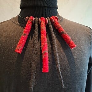 Bij "Crimson Rhythm" – Handgemaakt Draagbaar Sculptuur