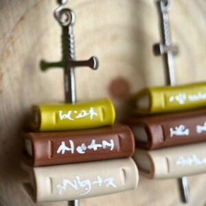 Boekstapel oorbellen met zwaard