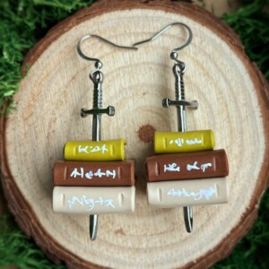 Boekstapel oorbellen met zwaard