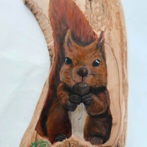 “Sir Squirrel and the Secret Acorn” – Handgeschilderde eekhoorn op Italiaans olijfhout 🐿️✨🫒