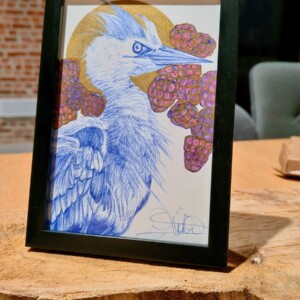 'Feathers in Rebellion' - blauwe reiger omringd met frambozen – Delfts blauw illustratie (Originele illustratie | ingelijst)