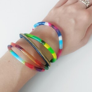 Fel gekleurde stapelarmbanden met magneetsluiting