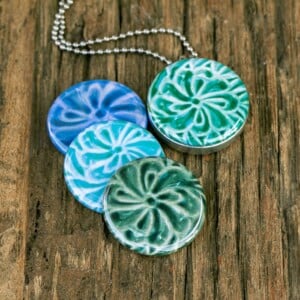 Foto medaillon ketting met 4 verschillende verwisselbare voorkanten met close up foto`s van kunstvoorwerpen in verschillende tinten,