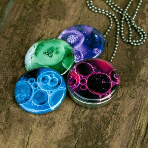 Foto medaillon ketting met 4 verschillende verwisselbare voorkanten met close up foto`s van olie bellen in  verschillende tinten,