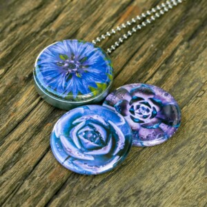 Foto medailon met op de voorkant close up fotografie van blauwe bloemen. Rvs/roesvrij stalen fotomedaillon. Voor het dicht bij je dragen van je favoriete foto.