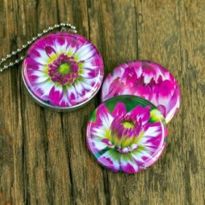 Fotomedaillon ketting/medaillon ketting met close up bloemen foto`s in rood geel en oranje. Roest vrij stalen ketting,rvs medaillon,roestvrij staal medaillon.Prachtige fotografie van roze,witte bloemen.Binnenin het medaillon komt je favoriete foto.