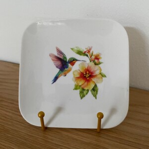 Fris bordje met een bloem en vogel afbeelding