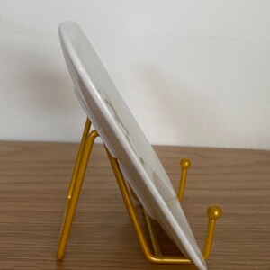 Fris bordje met een bloem en vogel afbeelding