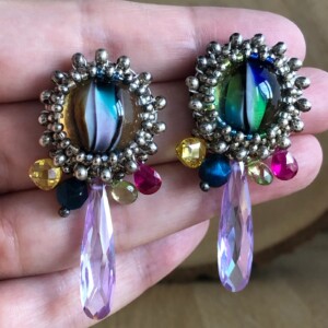 Gedurfd & Expressief – Geborduurde Oorbellen met Lampwork Glas en Edelstenen