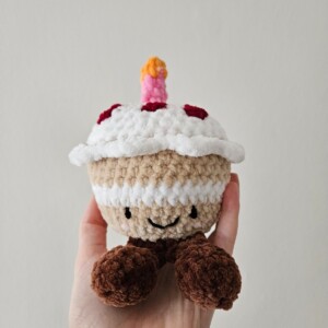 Gehaakte decoratieve verjaardagstaart | Handgemaakt woonaccessoire | Kawaii interieurdecoratie