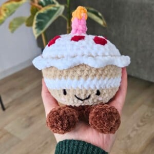 Gehaakte decoratieve verjaardagstaart | Handgemaakt woonaccessoire | Kawaii interieurdecoratie