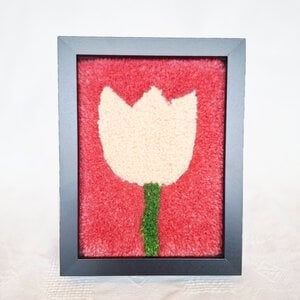 Getufte tulpen portretje van wol (15x20cm) - minimalistische textiel wanddecoratie