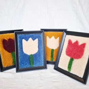 Getufte tulpen portretje van wol (15x20cm) - minimalistische textiel wanddecoratie