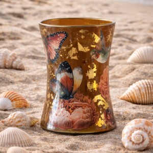 GILDED -Luxe glazen designvaas met bloemen, vlinders en bladgoud – statement centerpiece voor industrieel en modern interieur