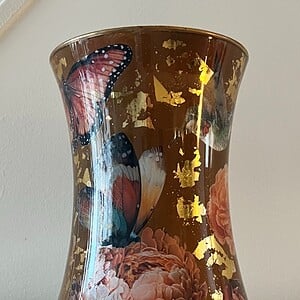 GILDED  -Luxe glazen designvaas met bloemen, vlinders en bladgoud – statement centerpiece voor industrieel en modern interieur