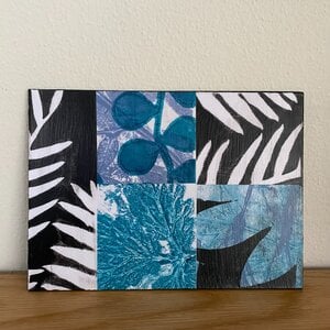 Grafische natuurcollage op hout