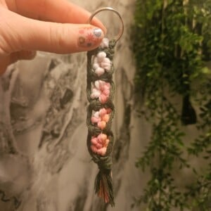 Groene bloemen sleutelhanger macramé