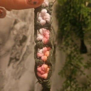 Groene bloemen sleutelhanger macramé
