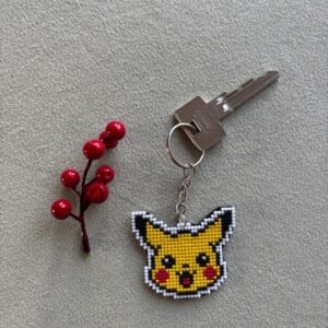 Handgeborduurde Pikachu Sleutelhanger – Pokémon Fan Favoriet