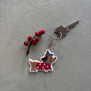 Handgeborduurde Sleutelhanger teckel – Trouwe Viervoeter voor je Tas