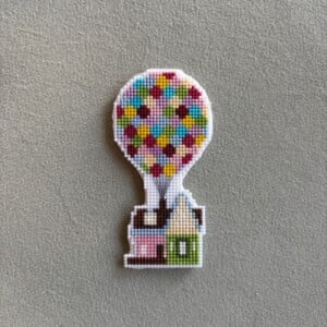 Handgeborduurde "Up" Magneet – Het Huis met de Ballonnen