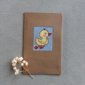 Handgeborduurde Wenskaart Eendje – Ambachtelijke Kaart voor Geboorte of Verjaardag