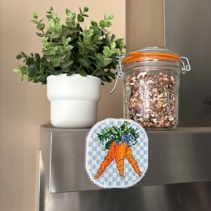 Handgeborduurde Wortel Magneet – Landelijke Keuken Decoratie