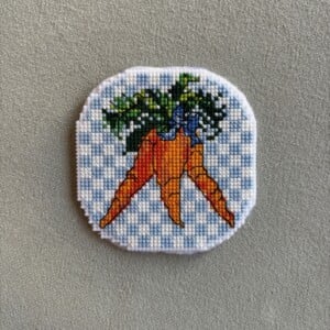 Handgeborduurde Wortel Magneet – Landelijke Keuken Decoratie