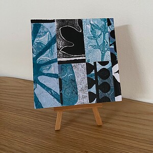 Handgemaakt monotype schilderijtje op standaartje