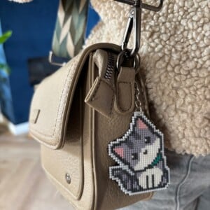 Handgemaakte geborduurde sleutelhanger kat – grijs katje in kruissteek