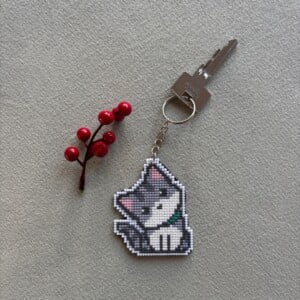Handgemaakte geborduurde sleutelhanger kat – grijs katje in kruissteek