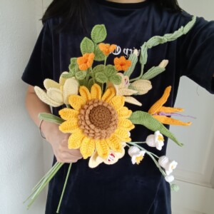 Handgemaakte gehaakte bloemboeketten