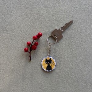 Handgemaakte sleutelhanger met zwarte kat