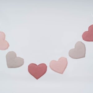 Hartjes slinger Canyon Stroll | Pastel kleur (Roze / Beige / Neutraal / Aarde tinten) slinger met hartjes gemaakt van stof