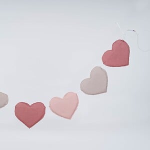 Hartjes slinger Canyon Stroll | Pastel kleur (Roze / Beige / Neutraal / Aarde tinten) slinger met hartjes gemaakt van stof