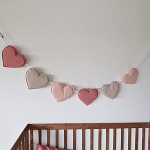 Hartjes slinger Canyon Stroll | Pastel kleur (Roze / Beige / Neutraal / Aarde tinten) slinger met hartjes gemaakt van stof