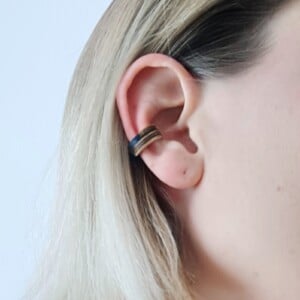 Hout met zwart kunststof geometrische cuff oorbel