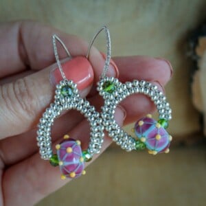 Ingetogen & kunstzinnig – Kleurrijke Oorbellen van Lampwork Glas en Zilver