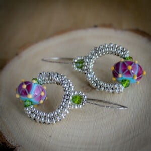 Ingetogen & kunstzinnig – Kleurrijke Oorbellen van Lampwork Glas en Zilver