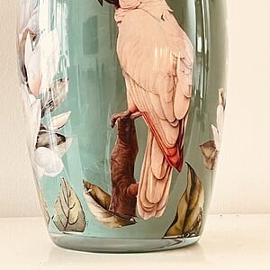 IVORY WHISPER -Elegante designvaas met kaketoe en florale illustraties