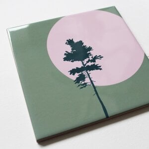 Keramiektegel Wanddecoratie – Pine Tree Illustratie op Groene Achtergrond, Hoogglans & HD Afdruk